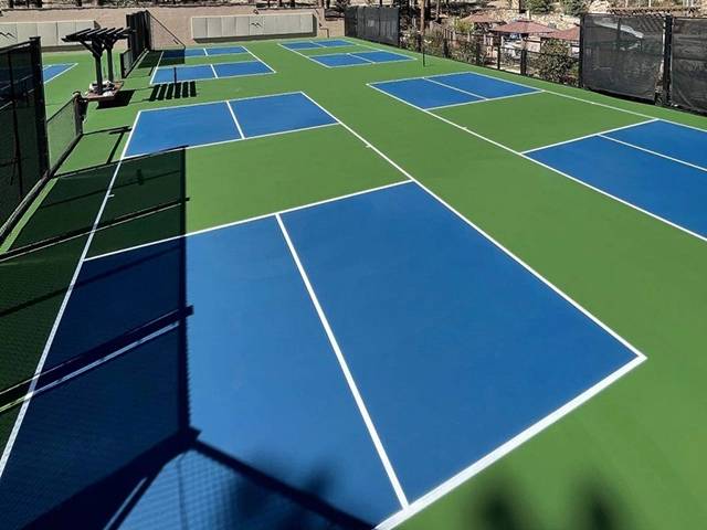 Sơn lại 1 lớp sàn cũ pickleball trường học TopSports